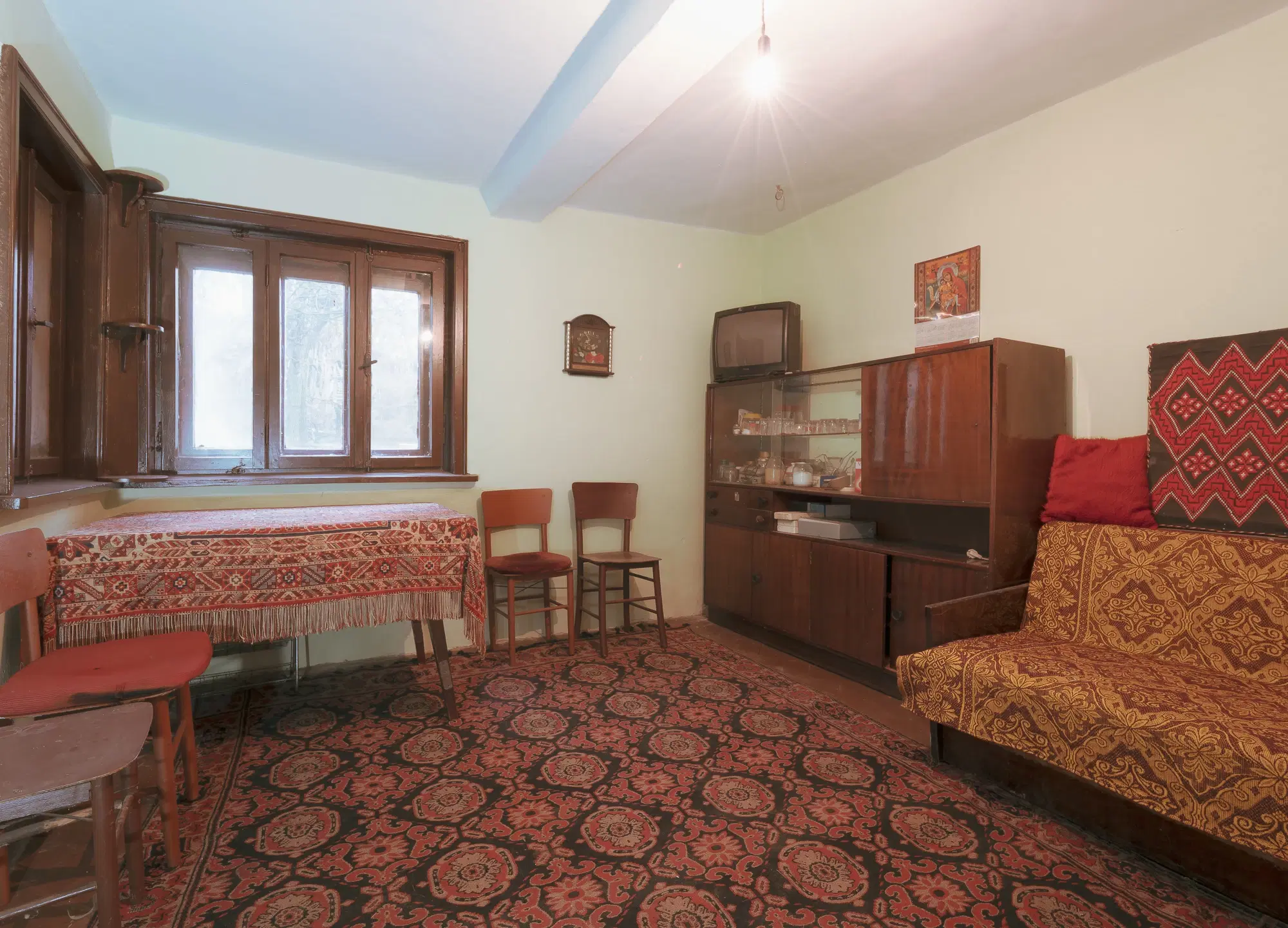 Woning met 2 verdiepingen, bijgebouwen en 2.500 m2 grond in Ostrov-upon-Danube - Bulgarije