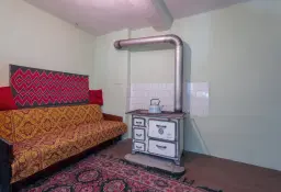 Woning met 2 verdiepingen, bijgebouwen en 2.500 m2 grond in Ostrov-upon-Danube - Bulgarije