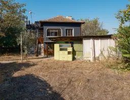 Woning met 2 verdiepingen, bijgebouwen en 2.500 m2 grond in Ostrov-upon-Danube - Bulgarije