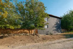 Woning met 2 verdiepingen, bijgebouwen en 2.500 m2 grond in Ostrov-upon-Danube - Bulgarije