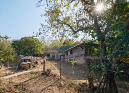 Woning met 2 verdiepingen, bijgebouwen en 2.500 m2 grond in Ostrov-upon-Danube - Bulgarije