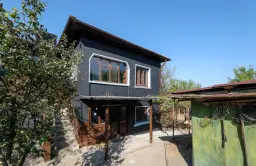 Woning met 2 verdiepingen, bijgebouwen en 2.500 m2 grond in Ostrov-upon-Danube - Bulgarije