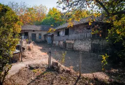 Woning met 2 verdiepingen, bijgebouwen en 2.500 m2 grond in Ostrov-upon-Danube - Bulgarije