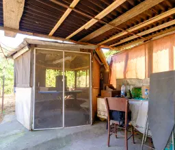 Woning met 2 verdiepingen, bijgebouwen en 2.500 m2 grond in Ostrov-upon-Danube - Bulgarije