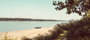 Woning met 2 verdiepingen, bijgebouwen en 2.500 m2 grond in Ostrov-upon-Danube - Bulgarije