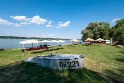 Woning met 2 verdiepingen, bijgebouwen en 2.500 m2 grond in Ostrov-upon-Danube - Bulgarije