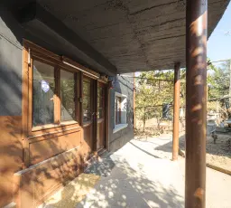 Woning met 2 verdiepingen, bijgebouwen en 2.500 m2 grond in Ostrov-upon-Danube - Bulgarije