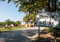 Woning met 2 verdiepingen, bijgebouwen en 2.500 m2 grond in Ostrov-upon-Danube - Bulgarije