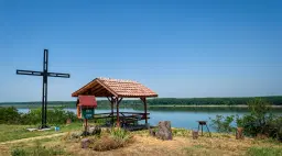 Woning met 2 verdiepingen, bijgebouwen en 2.500 m2 grond in Ostrov-upon-Danube - Bulgarije