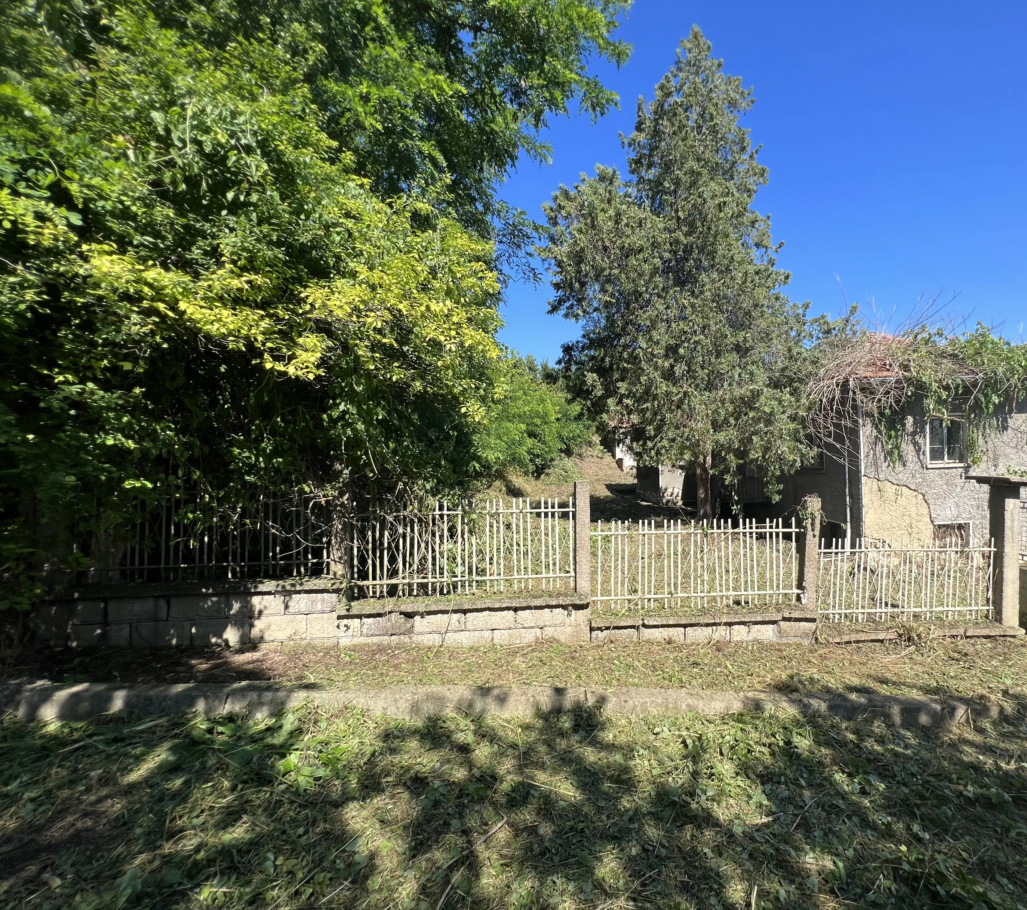 Huis met bijgebouw en schuren in Karamanovo (Ruse) - Bulgarije