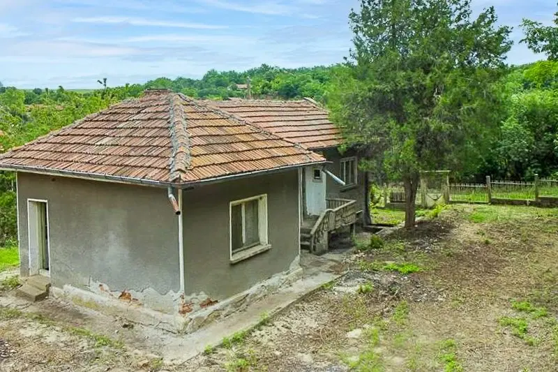 Huis met bijgebouw en schuren in Karamanovo (Ruse) - Bulgarije