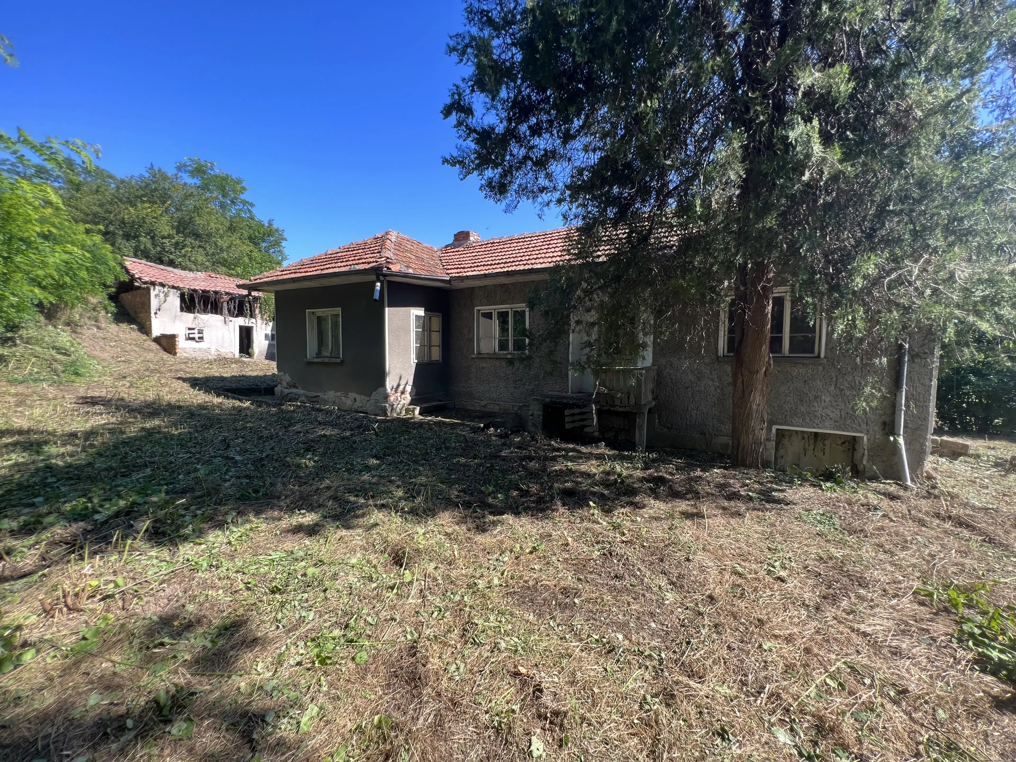 Huis met bijgebouw en schuren in Karamanovo (Ruse) - Bulgarije