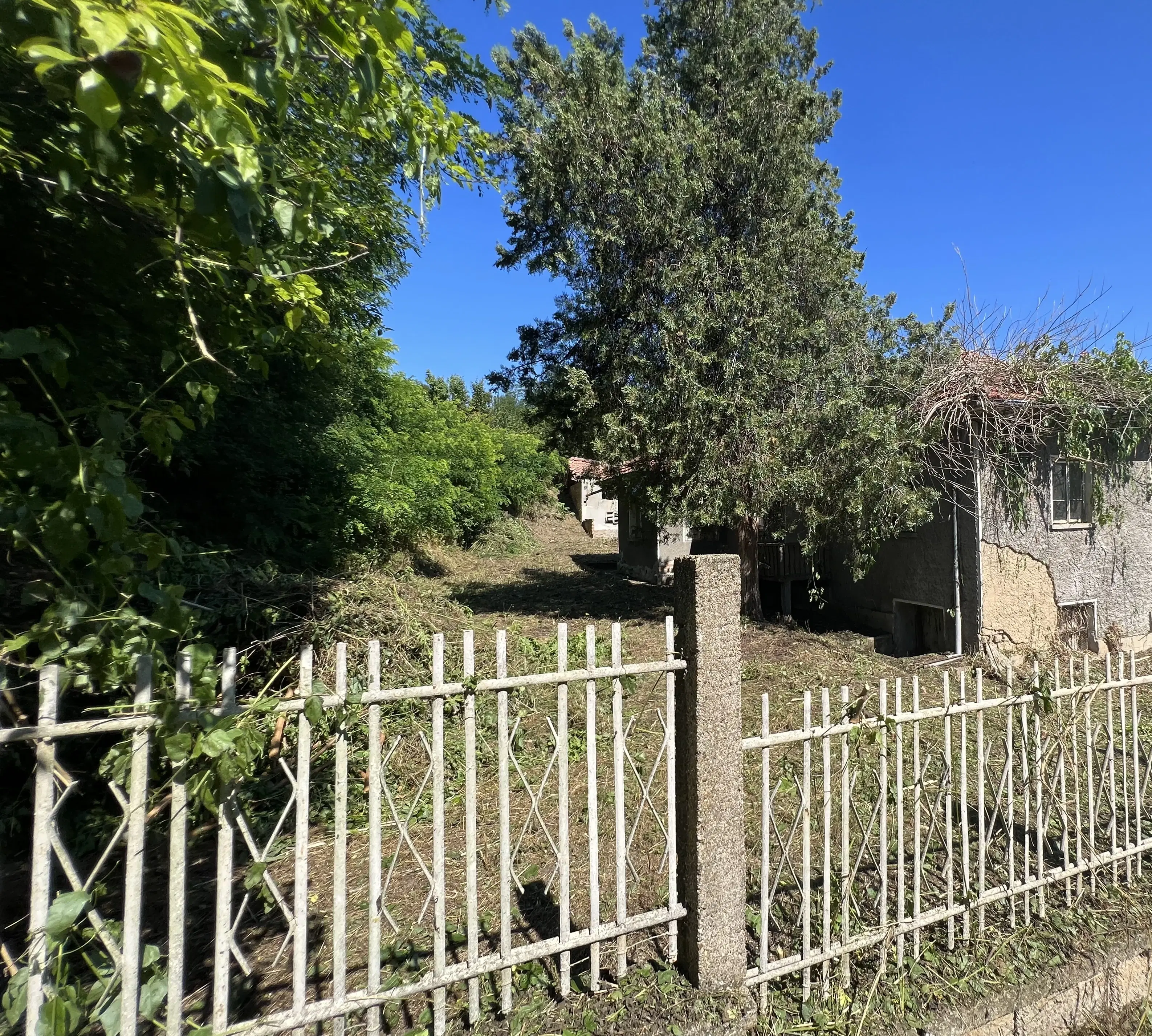 Huis met bijgebouw en schuren in Karamanovo (Ruse) - Bulgarije