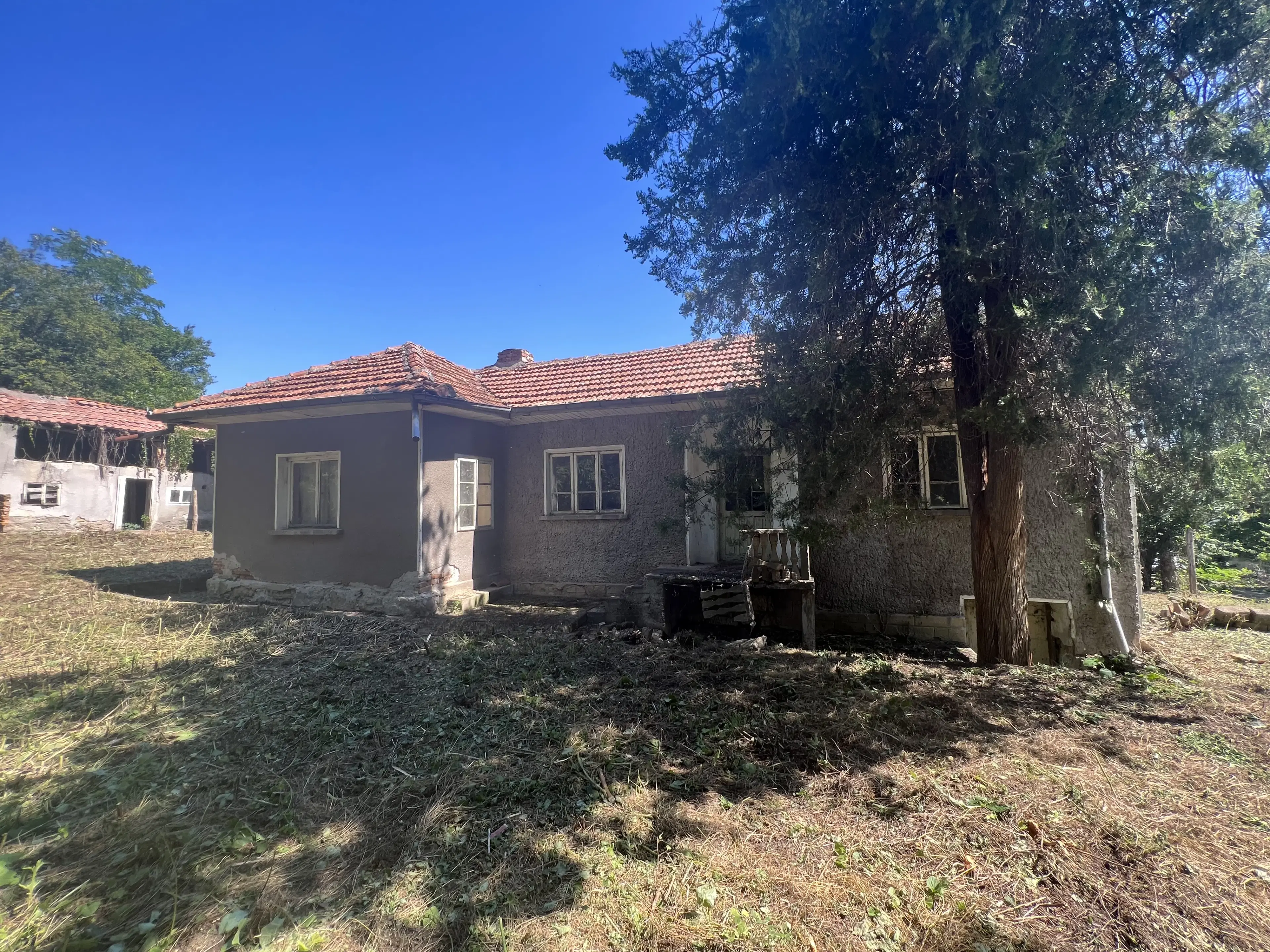 Huis met bijgebouw en schuren in Karamanovo (Ruse) - Bulgarije