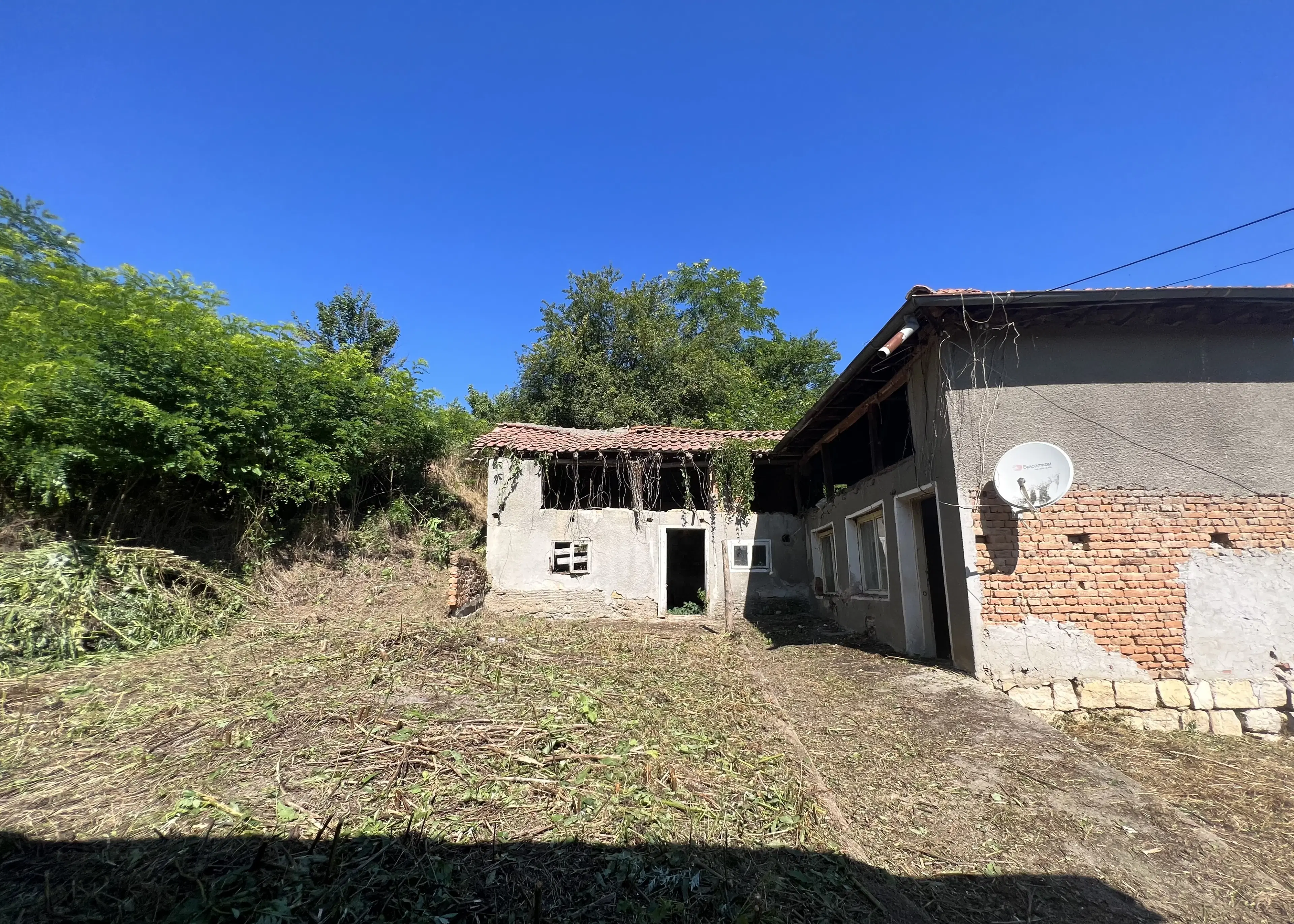 Huis met bijgebouw en schuren in Karamanovo (Ruse) - Bulgarije