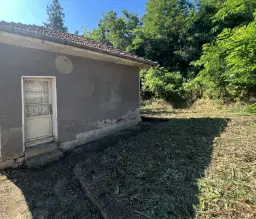 Huis met bijgebouw en schuren in Karamanovo (Ruse) - Bulgarije