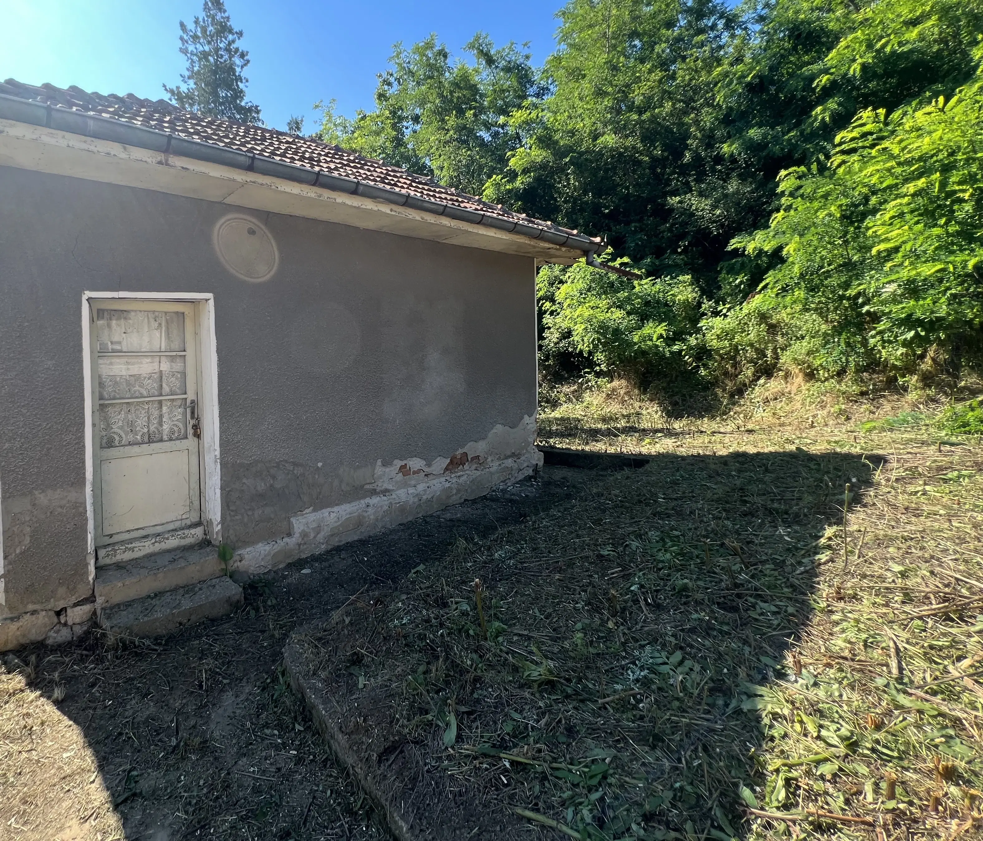 Huis met bijgebouw en schuren in Karamanovo (Ruse) - Bulgarije