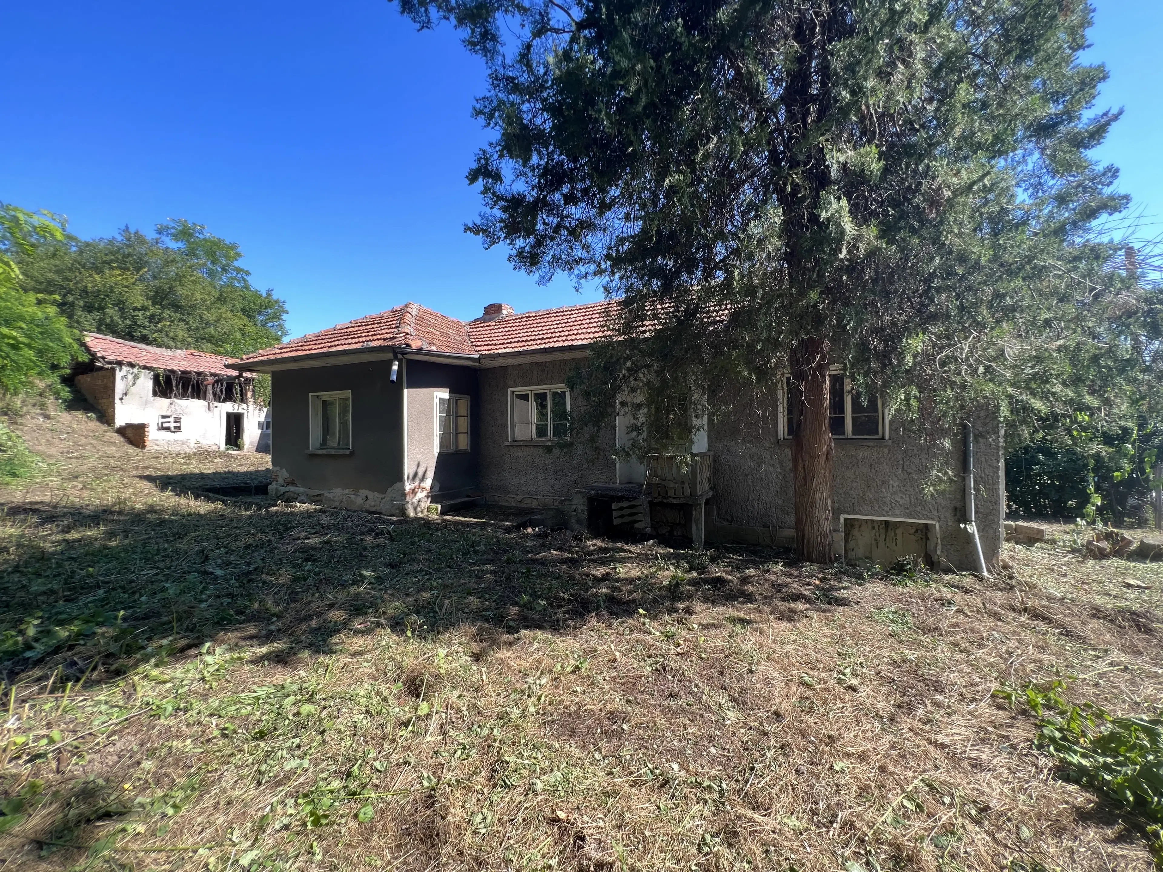 Huis met bijgebouw en schuren in Karamanovo (Ruse) - Bulgarije