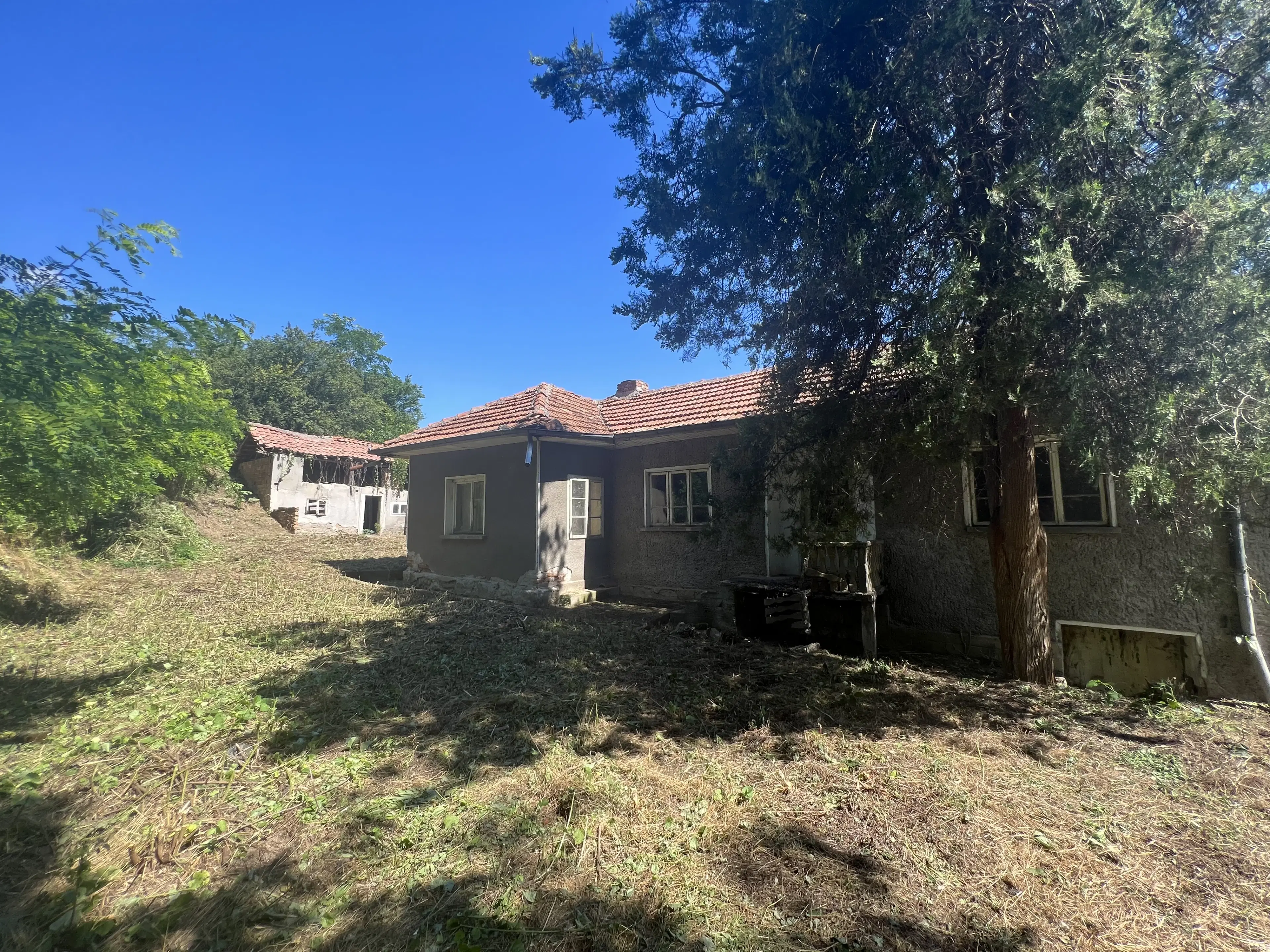 Huis met bijgebouw en schuren in Karamanovo (Ruse) - Bulgarije