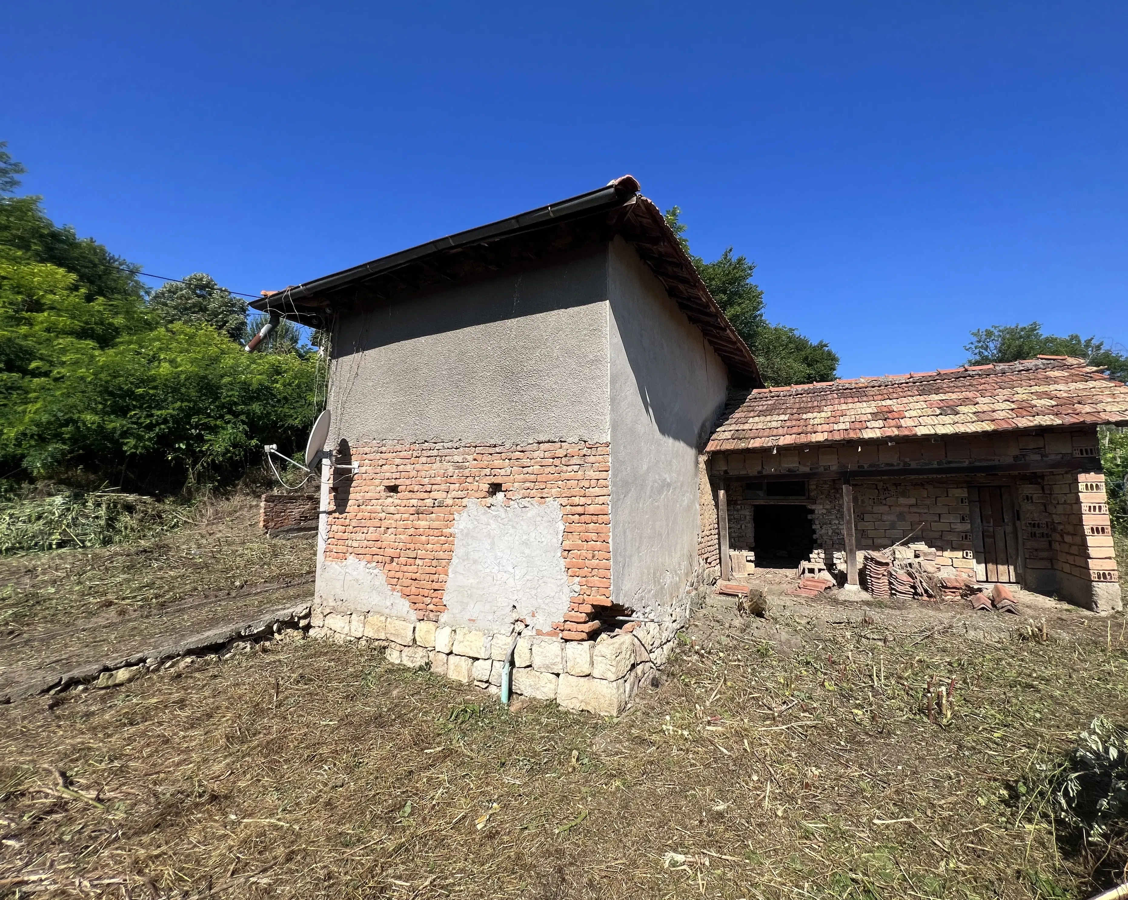 Huis met bijgebouw en schuren in Karamanovo (Ruse) - Bulgarije