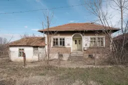 Huis met 1.578 m2 grond en bijgebouw in Belotintsi (Montana) - Bulgarije