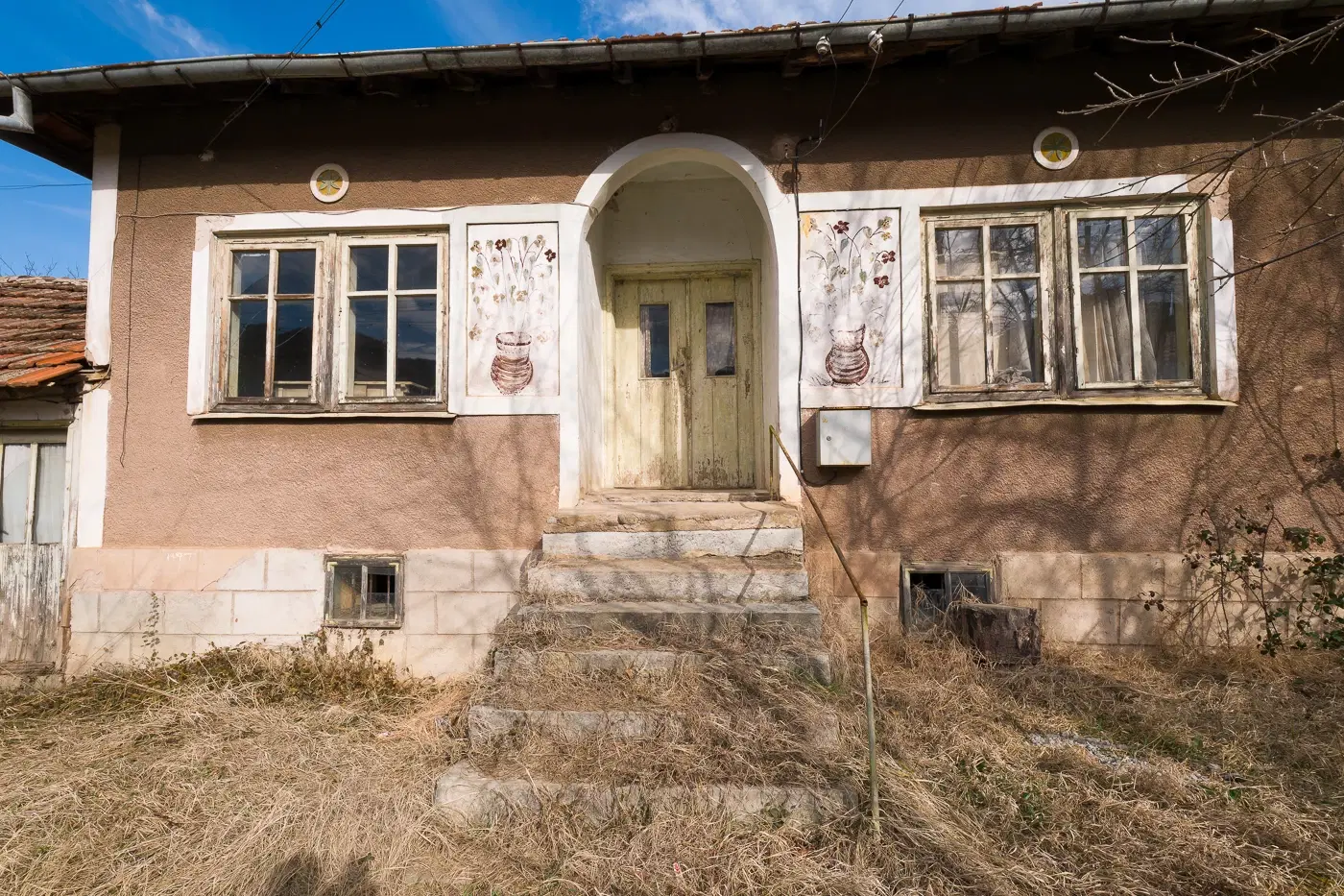 Huis met 1.578 m2 grond en bijgebouw in Belotintsi (Montana) - Bulgarije