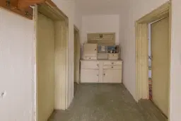 Huis met 1.578 m2 grond en bijgebouw in Belotintsi (Montana) - Bulgarije