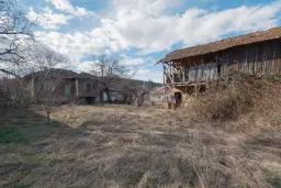 Huis met 1.578 m2 grond en bijgebouw in Belotintsi (Montana) - Bulgarije