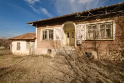 Huis met 1.578 m2 grond en bijgebouw in Belotintsi (Montana) - Bulgarije