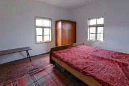 Huis met 1.578 m2 grond en bijgebouw in Belotintsi (Montana) - Bulgarije