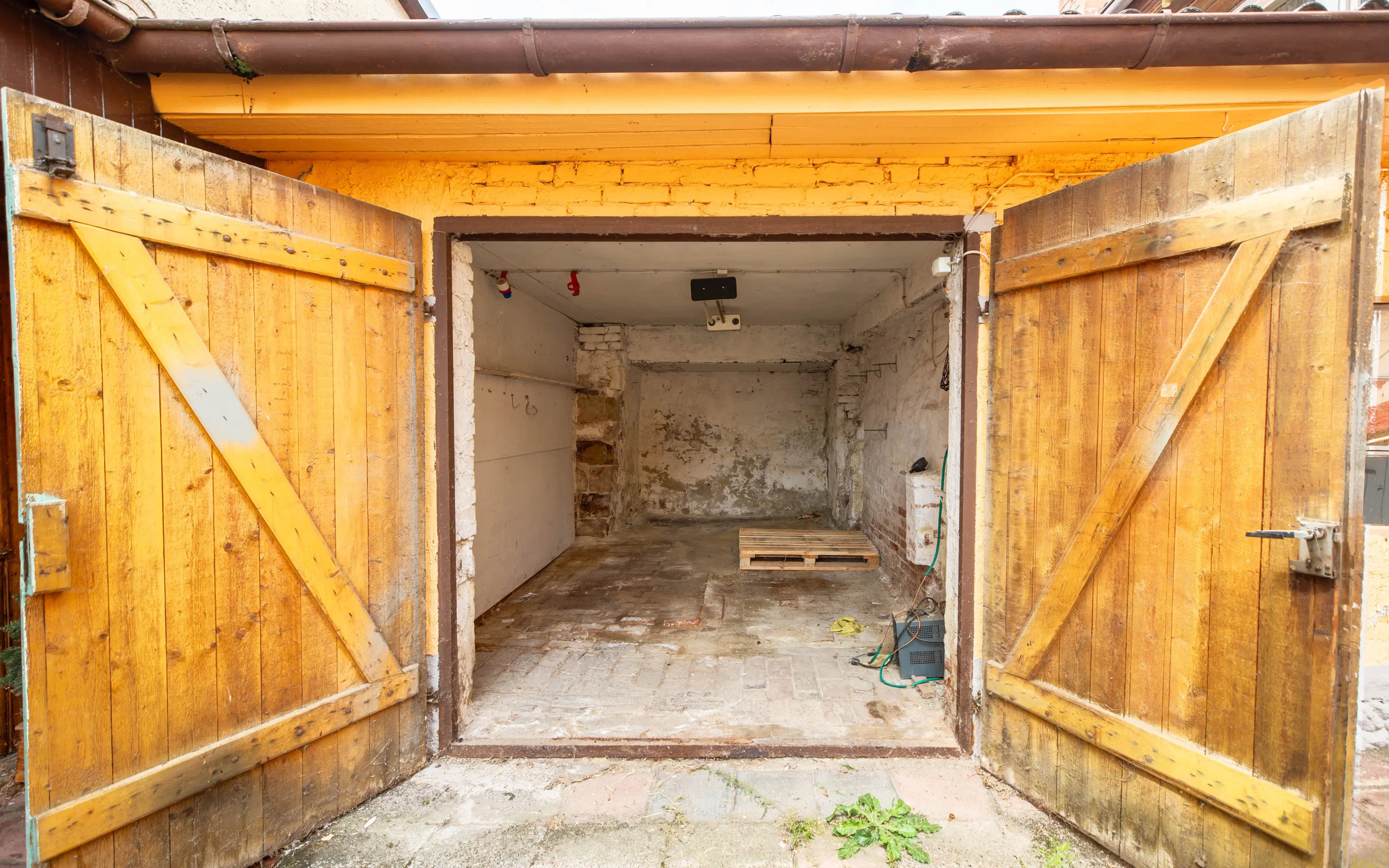 Vrijstaande woning met garage en bijgebouwen in Crossen an der Elster - Duitsland