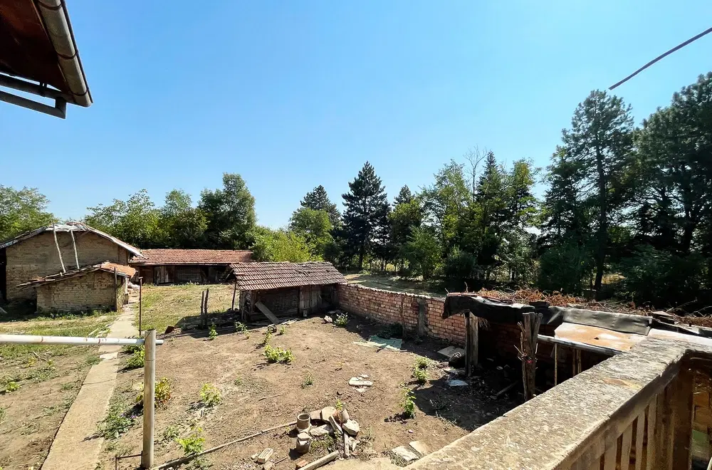 Huis met grond en bijgebouwen in Gorna Studena - Bulgarije