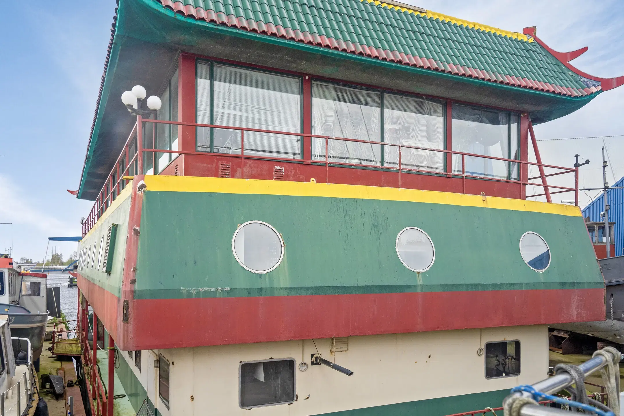 Voormalig restaurantschip ‘North Palace’ te Den Helder