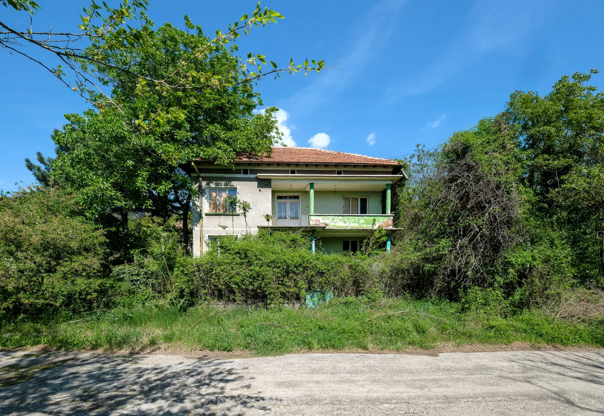 Huis met 2 verdiepingen, 2.000 m2 grond en bijgebouwen in Perilovets - Bulgarije