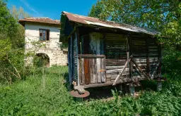 Huis met 2 verdiepingen, 2.000 m2 grond en bijgebouwen in Perilovets - Bulgarije