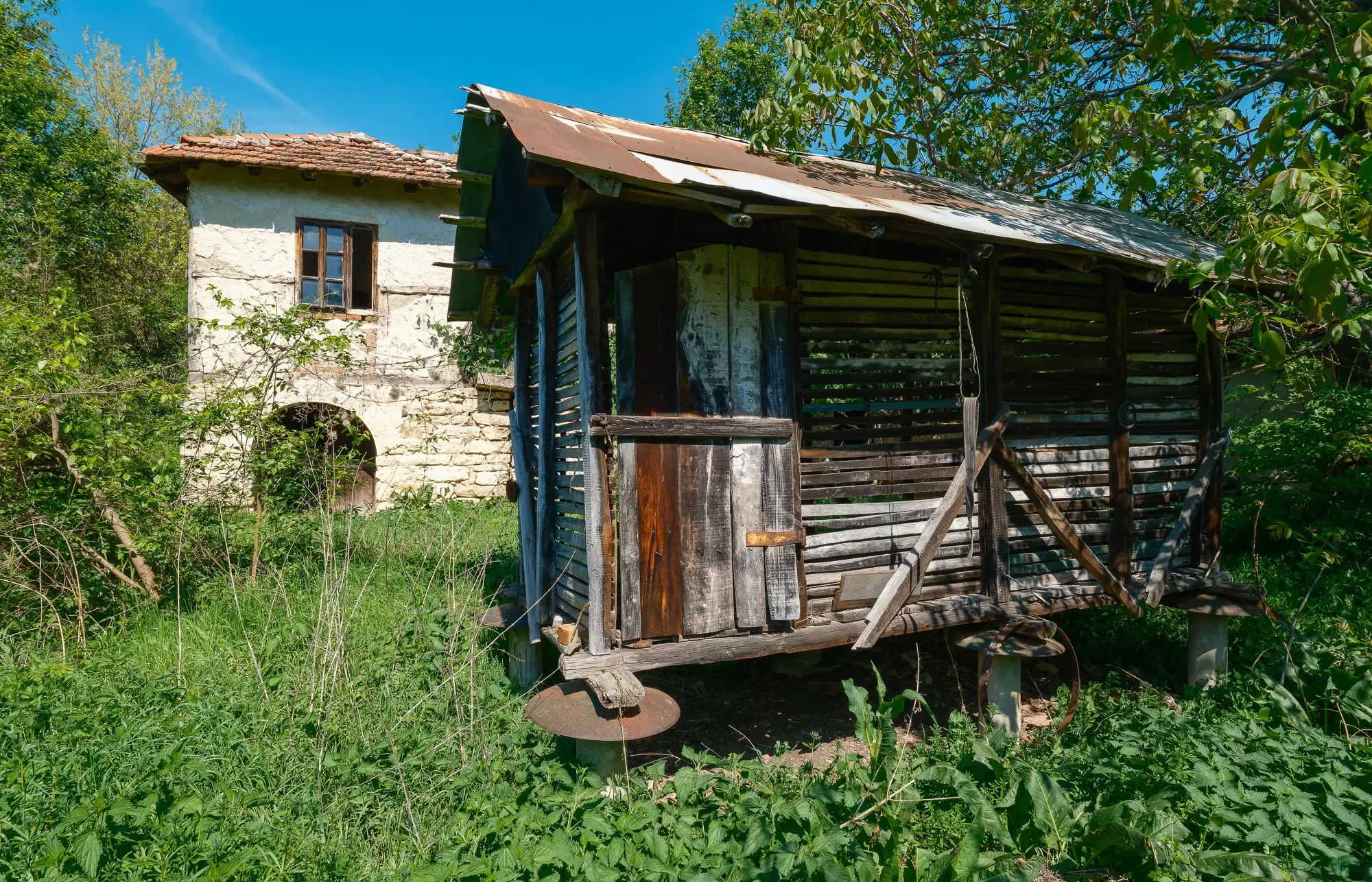 Huis met 2 verdiepingen, 2.000 m2 grond en bijgebouwen in Perilovets - Bulgarije