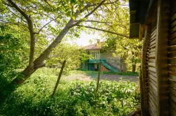 Huis met 2 verdiepingen, 2.000 m2 grond en bijgebouwen in Perilovets - Bulgarije