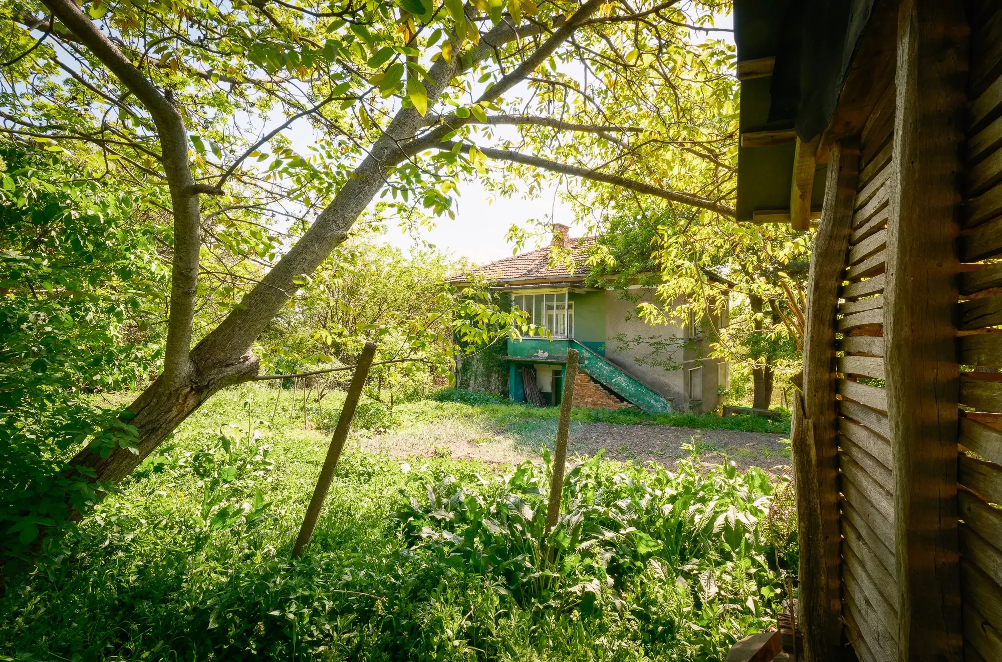 Huis met 2 verdiepingen, 2.000 m2 grond en bijgebouwen in Perilovets - Bulgarije