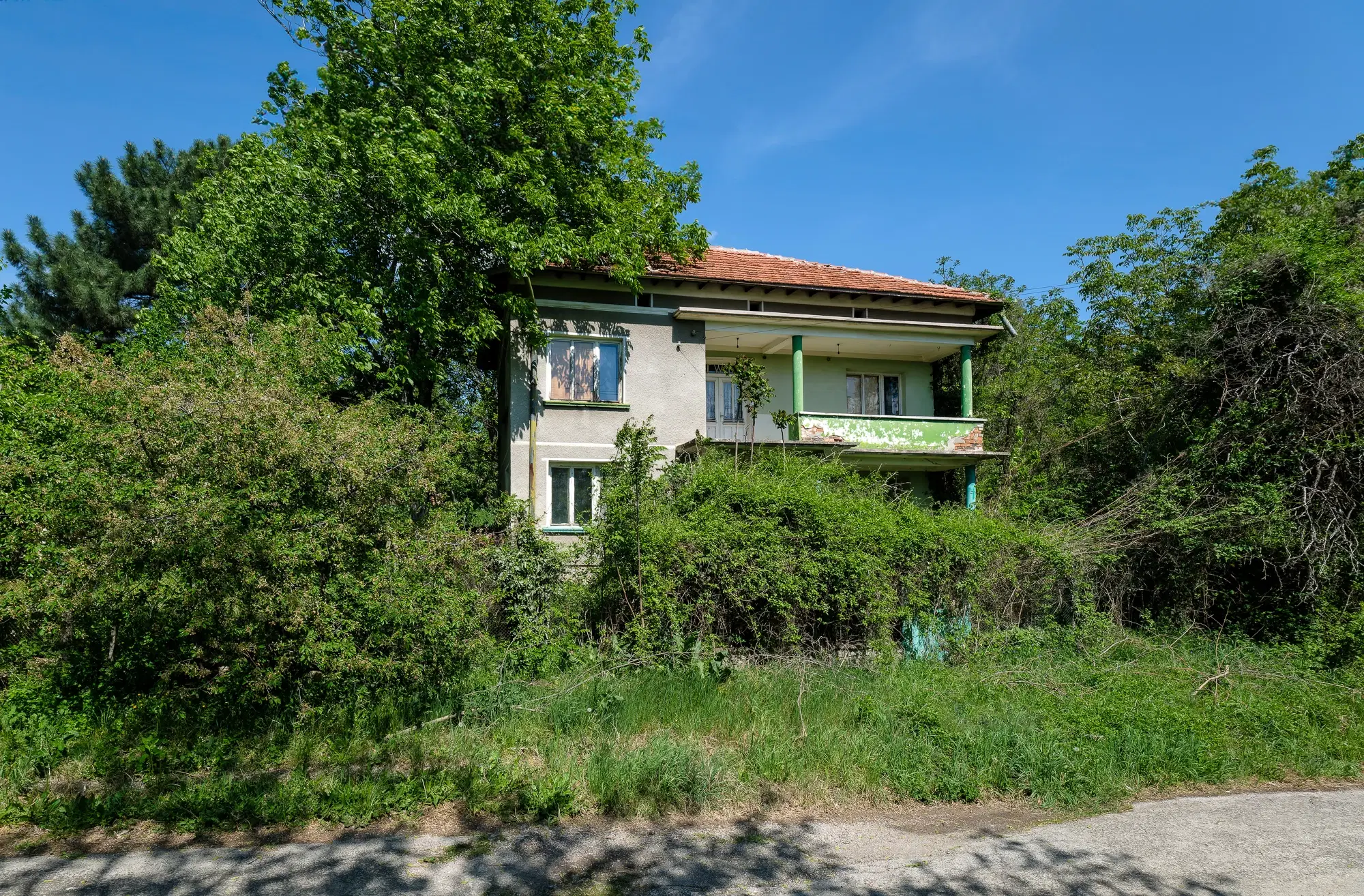 Huis met 2 verdiepingen, 2.000 m2 grond en bijgebouwen in Perilovets - Bulgarije