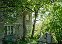 Huis met 2 verdiepingen, 2.000 m2 grond en bijgebouwen in Perilovets - Bulgarije