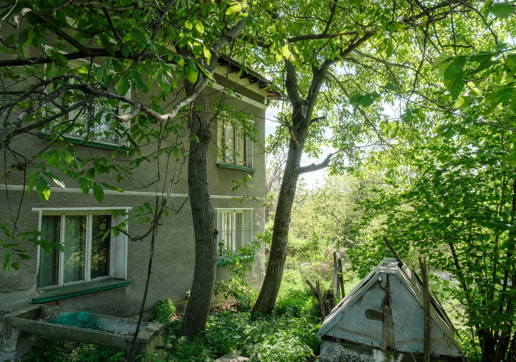 Huis met 2 verdiepingen, 2.000 m2 grond en bijgebouwen in Perilovets - Bulgarije