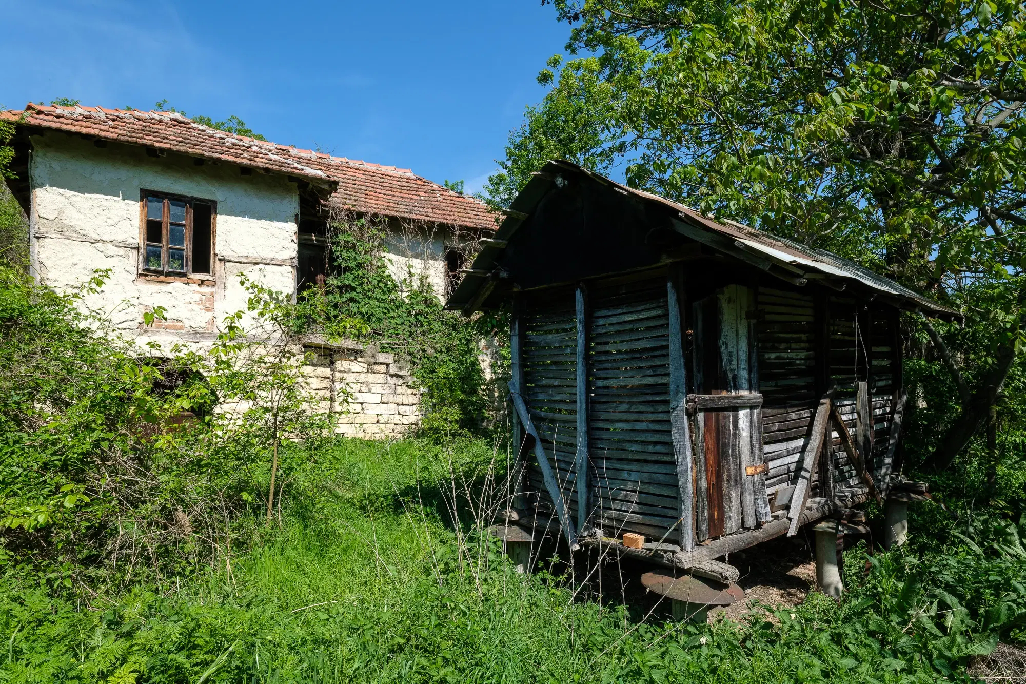 Huis met 2 verdiepingen, 2.000 m2 grond en bijgebouwen in Perilovets - Bulgarije