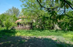 Huis met 2 verdiepingen, 2.000 m2 grond en bijgebouwen in Perilovets - Bulgarije