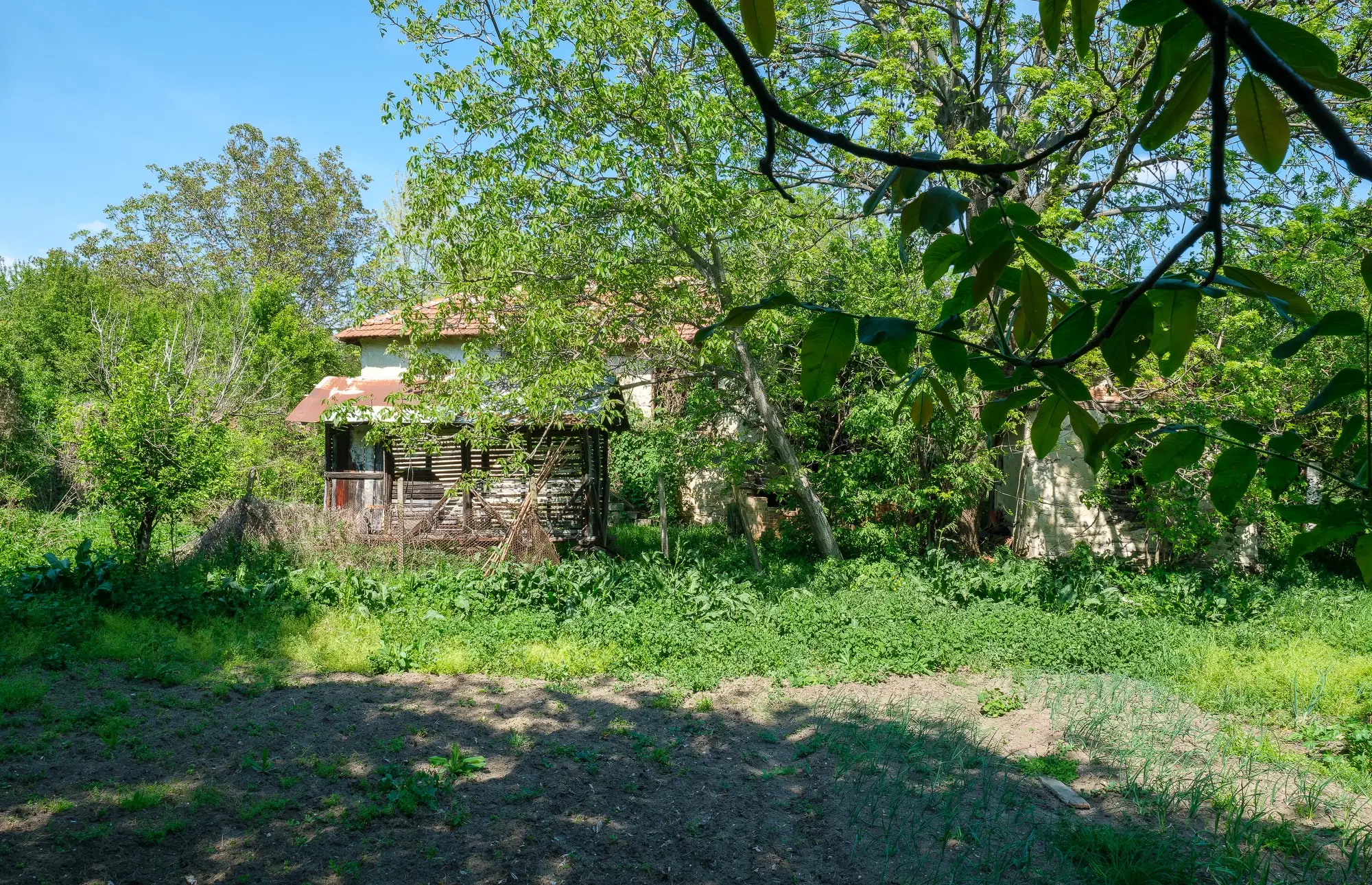 Huis met 2 verdiepingen, 2.000 m2 grond en bijgebouwen in Perilovets - Bulgarije