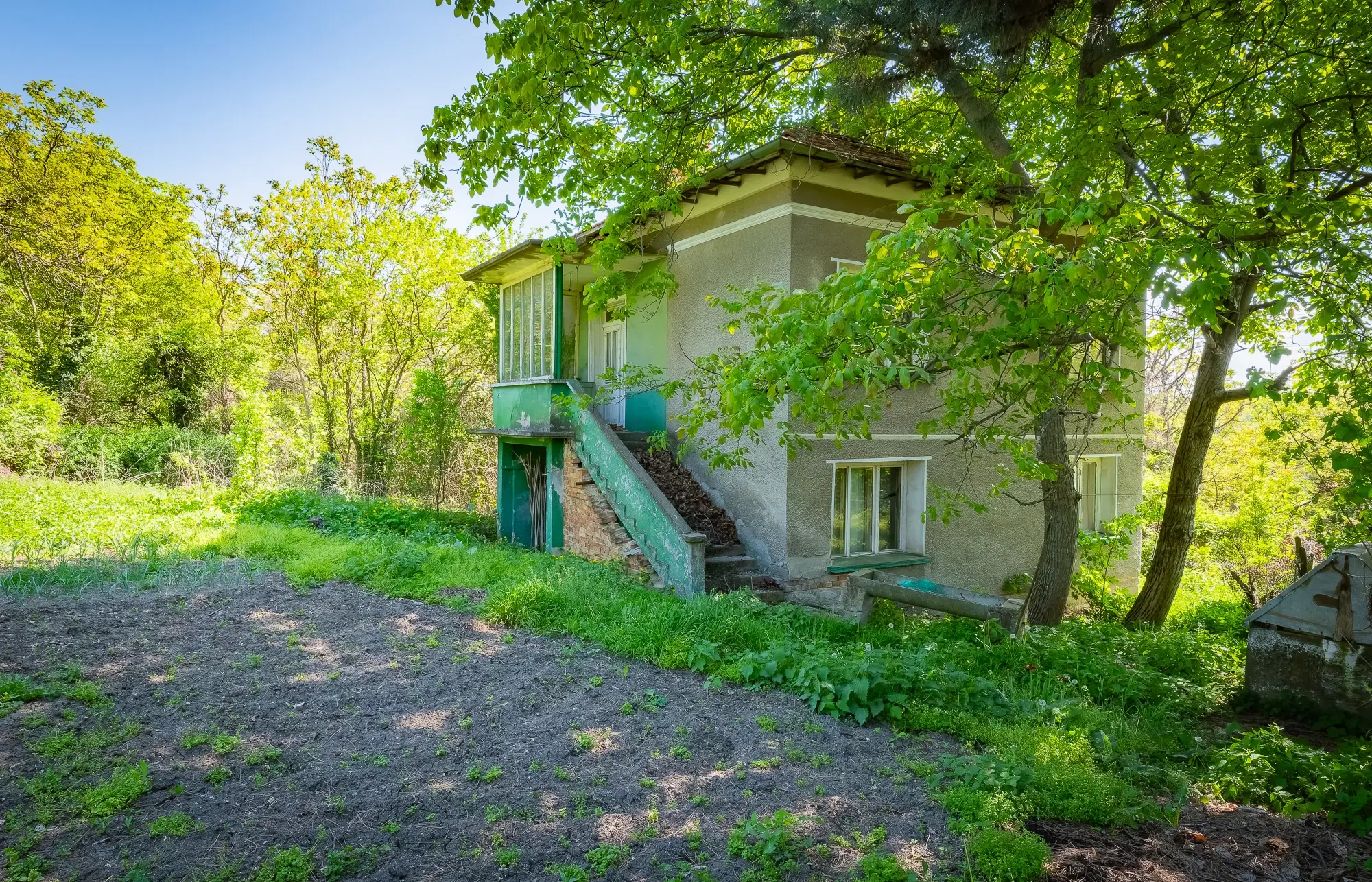 Huis met 2 verdiepingen, 2.000 m2 grond en bijgebouwen in Perilovets - Bulgarije