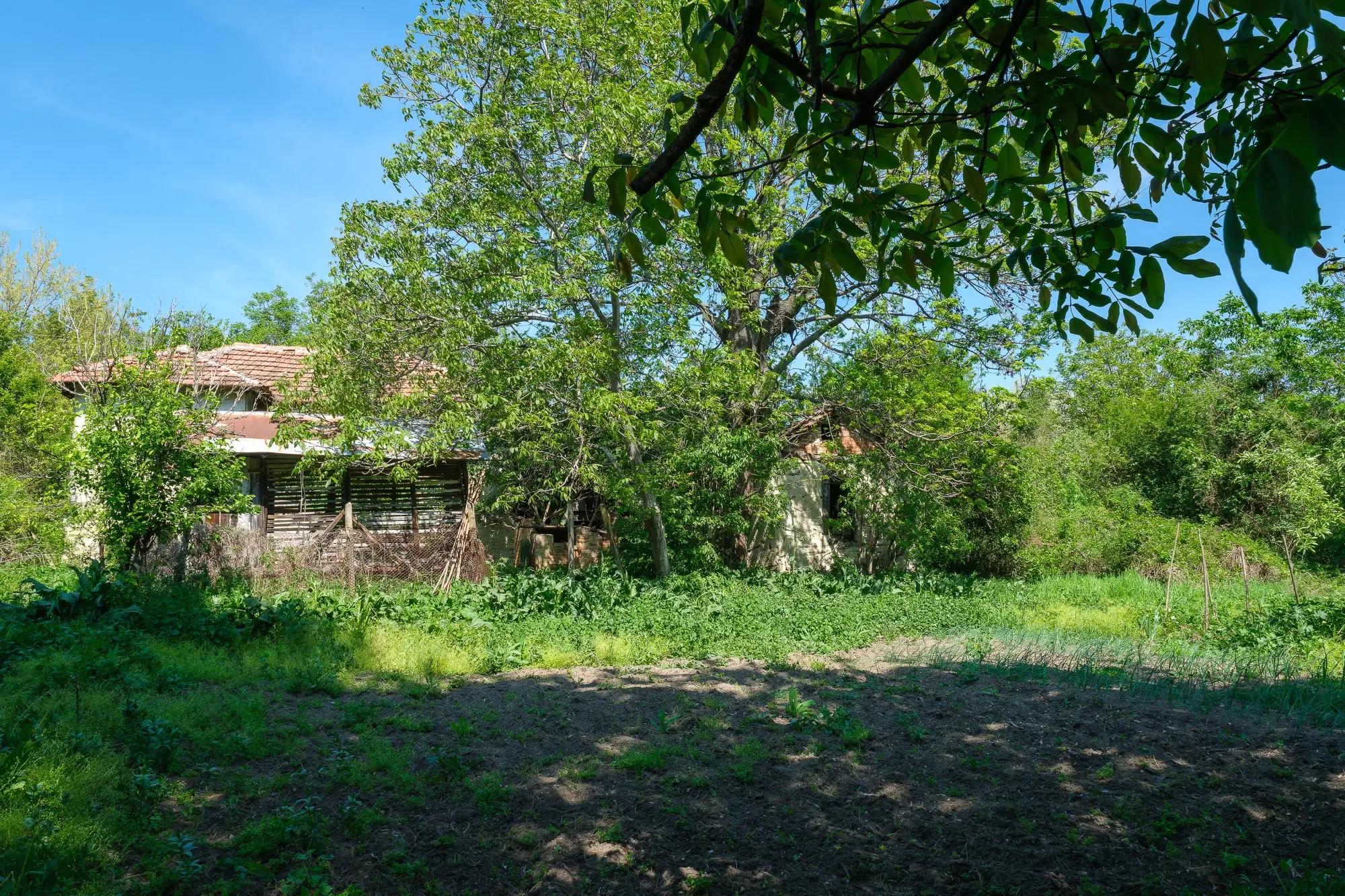 Huis met 2 verdiepingen, 2.000 m2 grond en bijgebouwen in Perilovets - Bulgarije