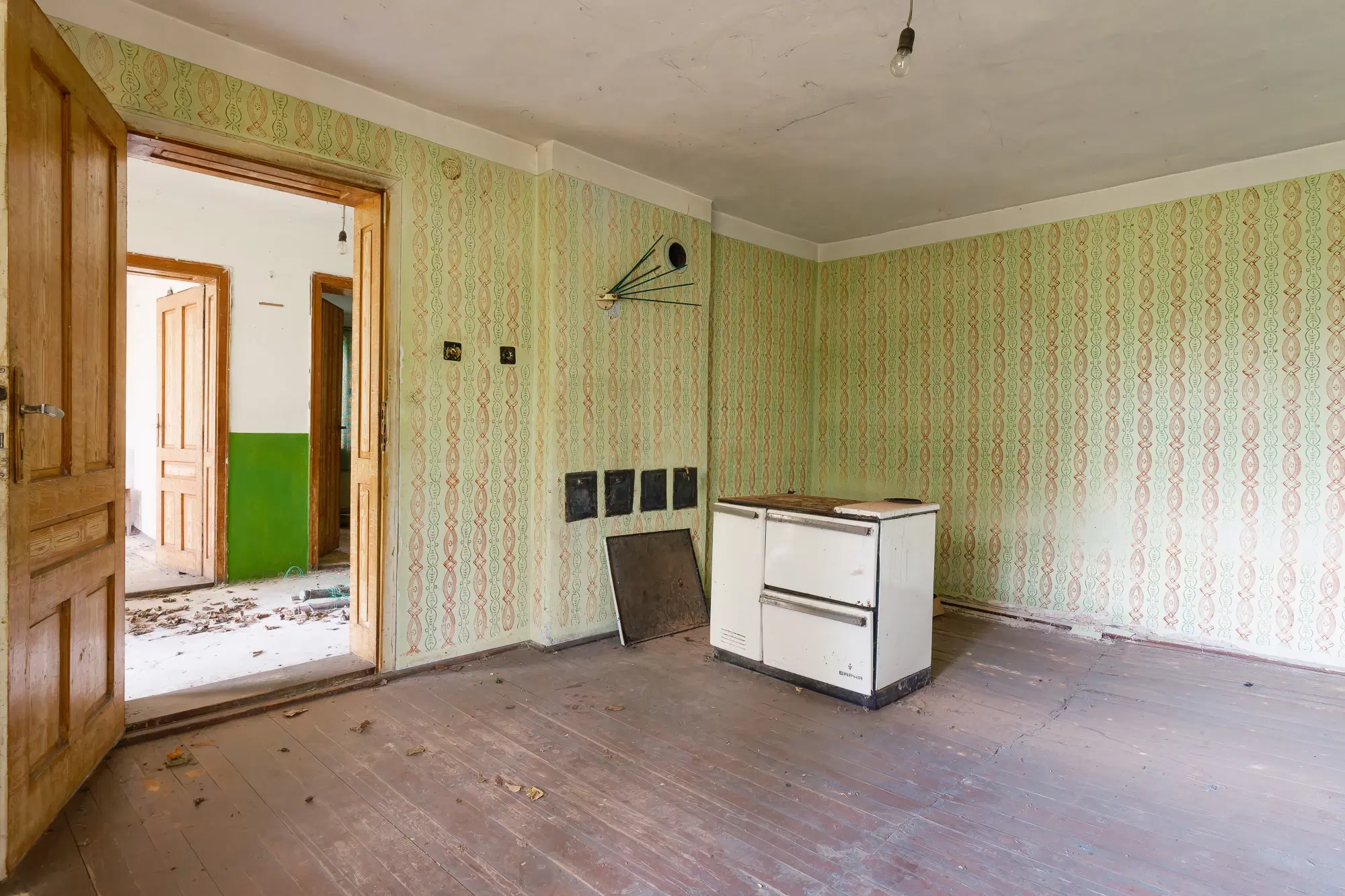 Huis met 2 verdiepingen, 2.000 m2 grond en bijgebouwen in Perilovets - Bulgarije