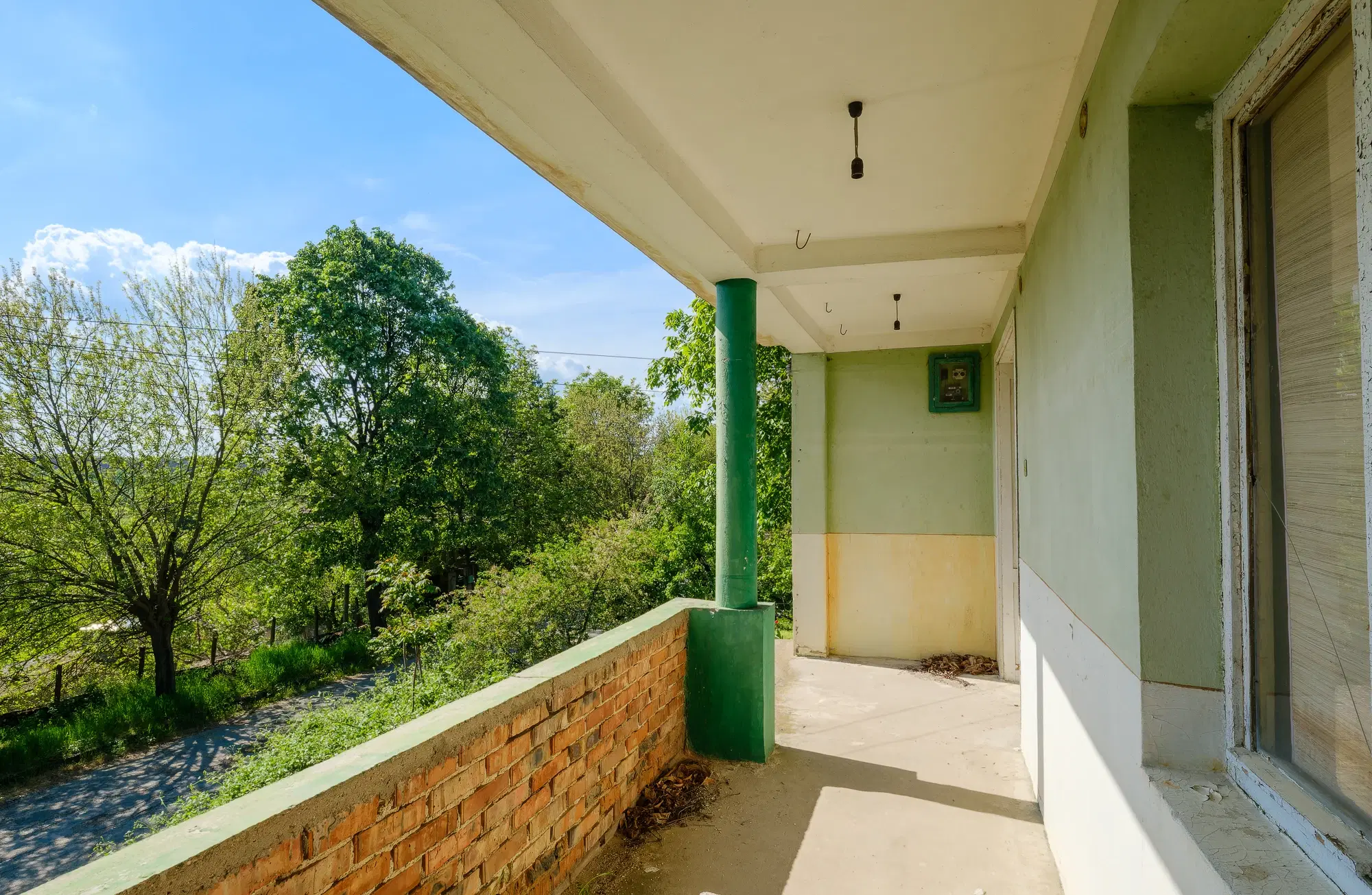 Huis met 2 verdiepingen, 2.000 m2 grond en bijgebouwen in Perilovets - Bulgarije