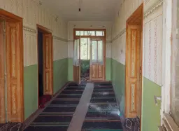 Huis met 2 verdiepingen, 2.000 m2 grond en bijgebouwen in Perilovets - Bulgarije