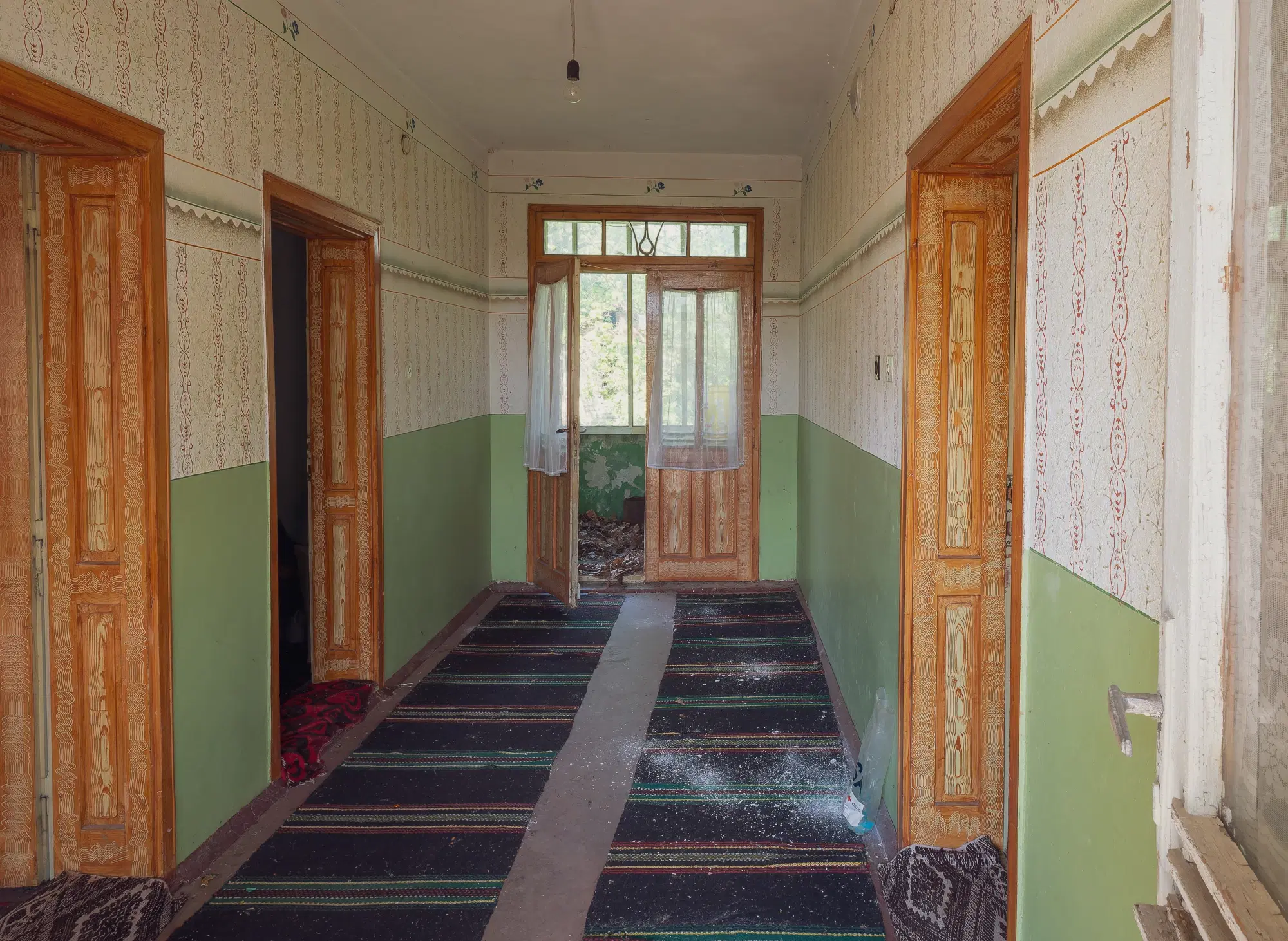 Huis met 2 verdiepingen, 2.000 m2 grond en bijgebouwen in Perilovets - Bulgarije